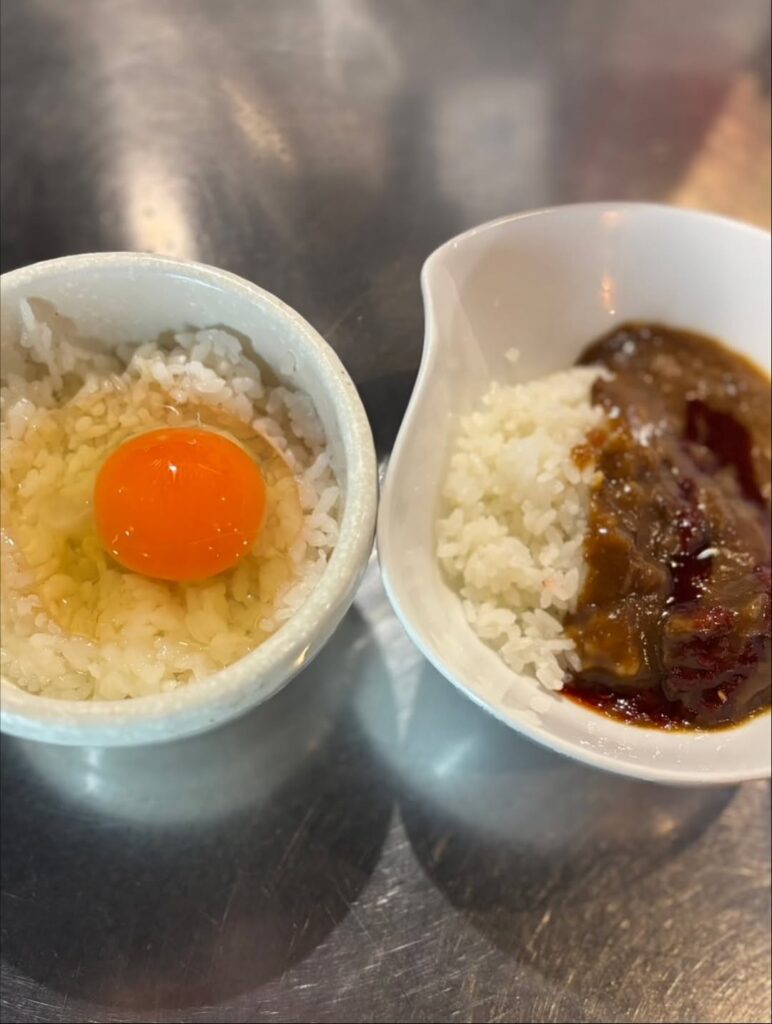 肉山富山　コースの〆のカレーと卵かけごはん